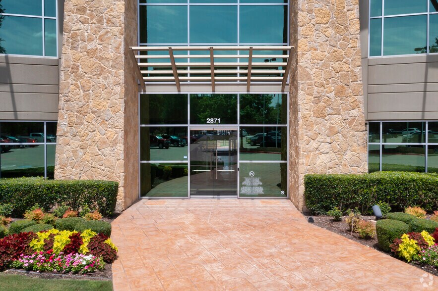 More Photos Of 2871 Lake Vista Dr, Lewisville Office For Lease