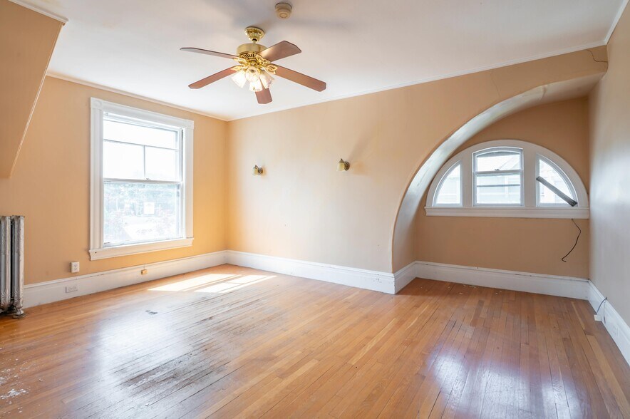 More Photos Of 121 Bay St, Manchester Loft Creative Space For Sale