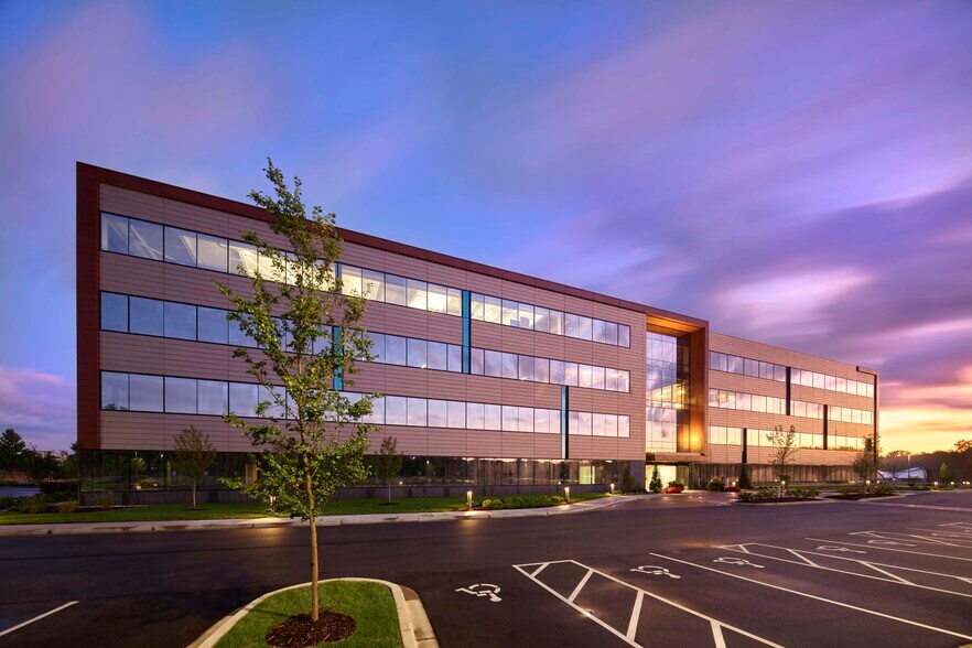 More Photos Of 805 N Whittington Pky, Louisville Office For Lease