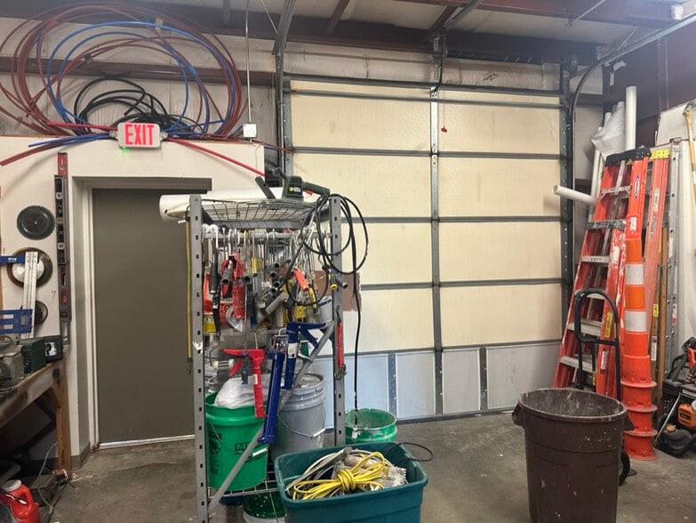 More Photos Of 1628 Commerce Pky, Bloomington Flex For Lease