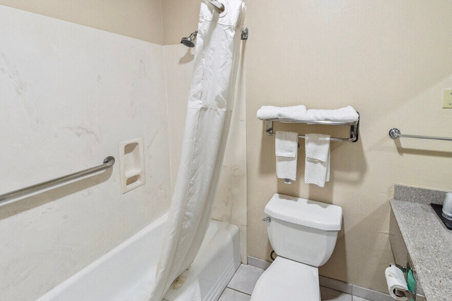 More Photos Of 17550 Northwest Fwy, Houston Hotel For Sale