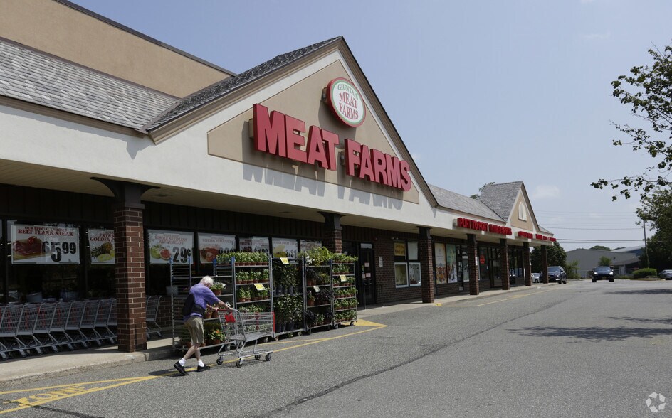 More Photos Of 395 Fort Salonga Rd, Northport Freestanding For Lease