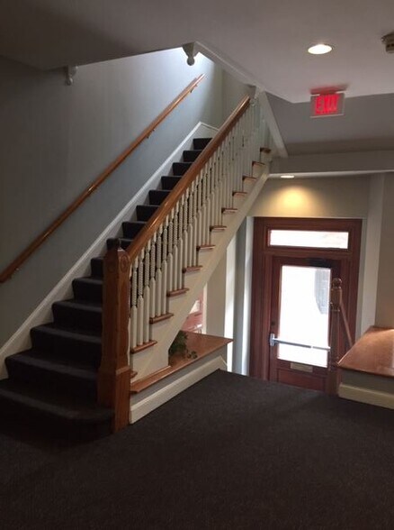 More Photos Of 5 Dover St, New Bedford Office For Lease