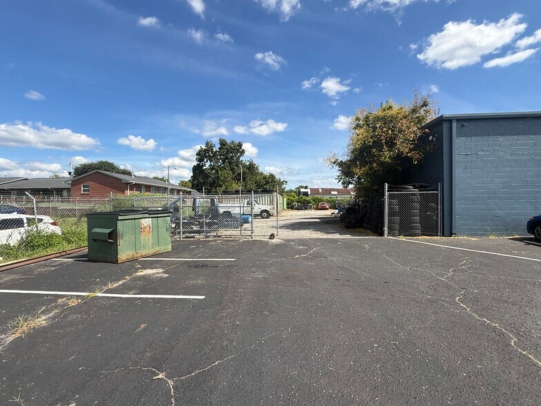 More Photos Of 140 W 3rd St, Washington Service For Lease