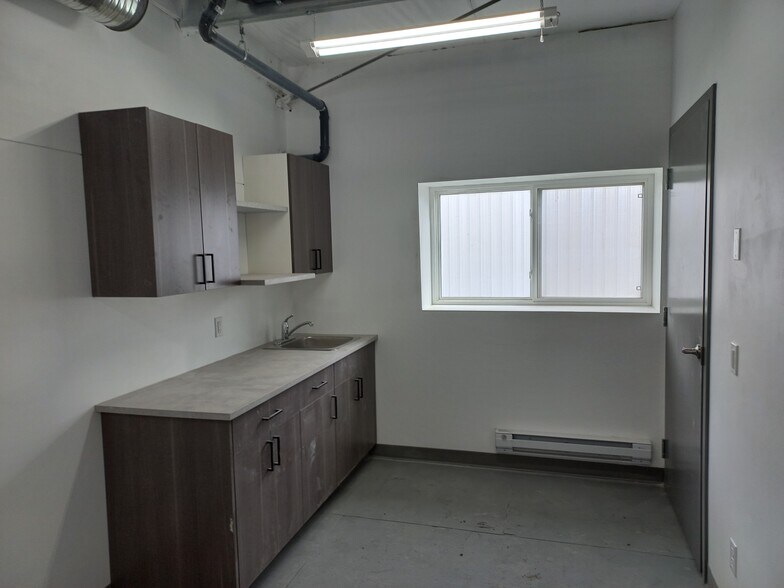 More Photos Of 285127 Frontier Rd, Calgary Warehouse For Lease