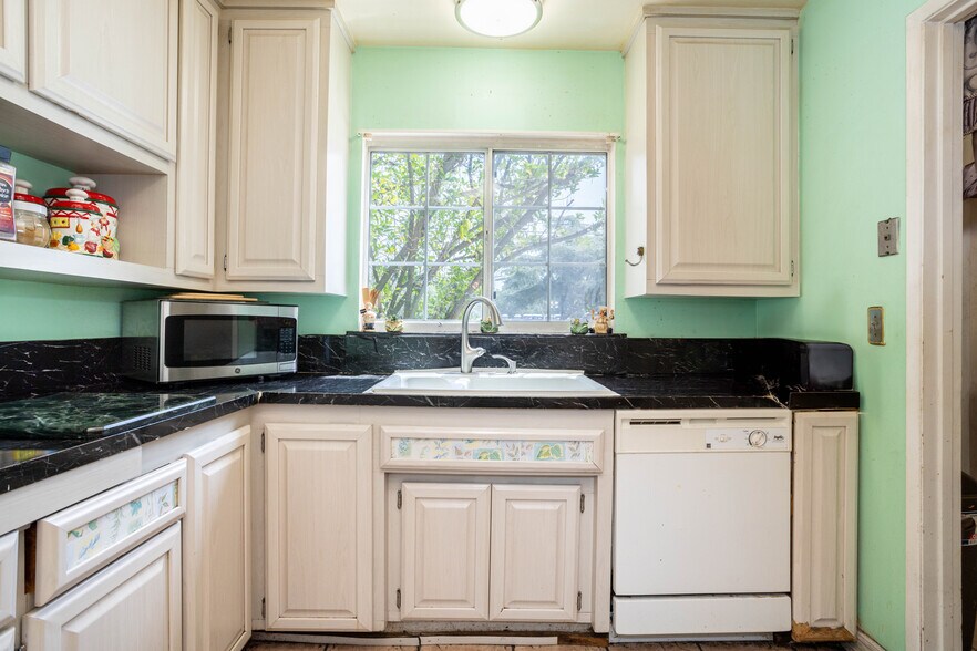 More Photos Of 6402 Graves Ave, Van Nuys Apartments For Sale