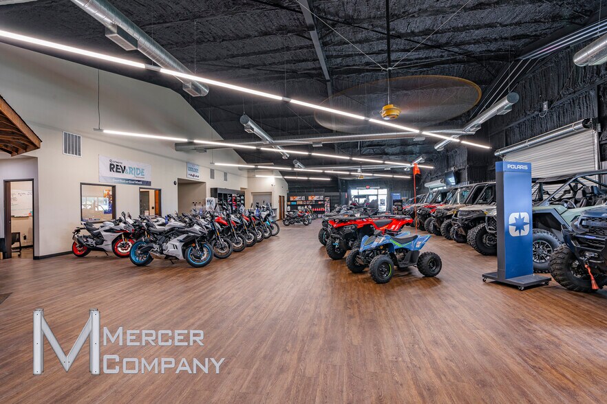 More Photos Of 1620 S Interstate 35 E, Lancaster Showroom For Sale