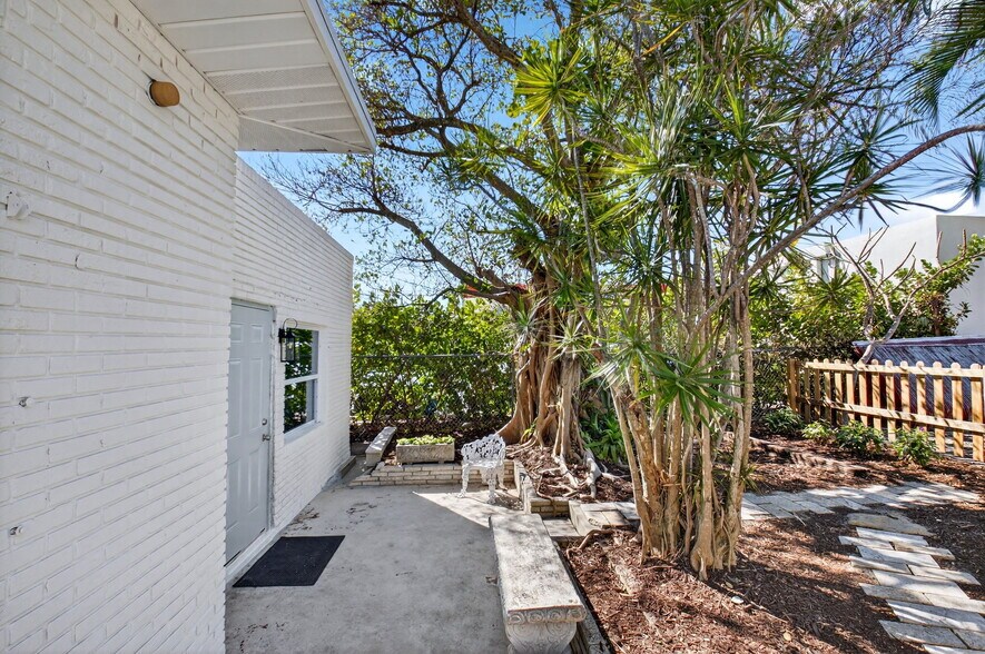 More Photos Of 825 N Federal Hwy, Delray Beach Storefront Retail Residential For Sale