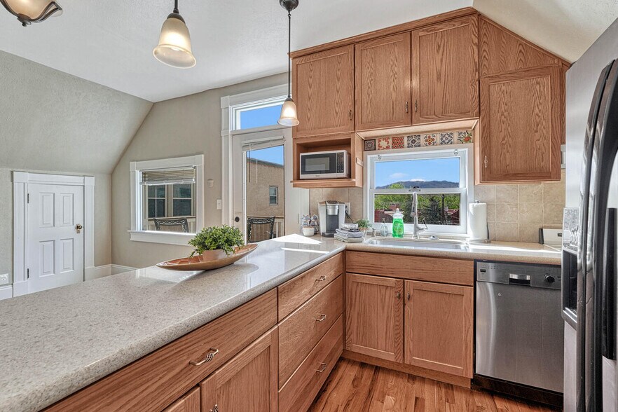 More Photos Of 6 Boulder Crescent St, Colorado Springs Hotel For Sale