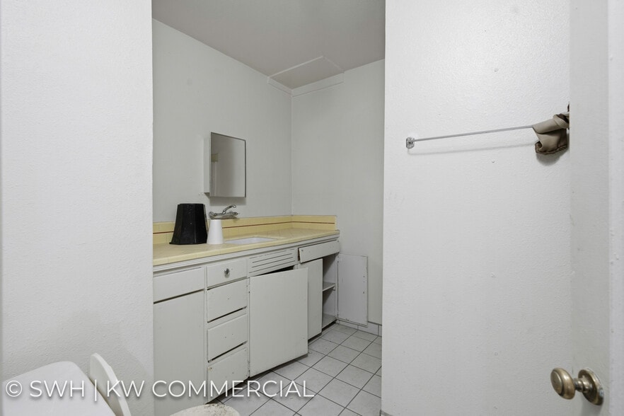 More Photos Of 130 Kern St, Taft Hotel For Sale
