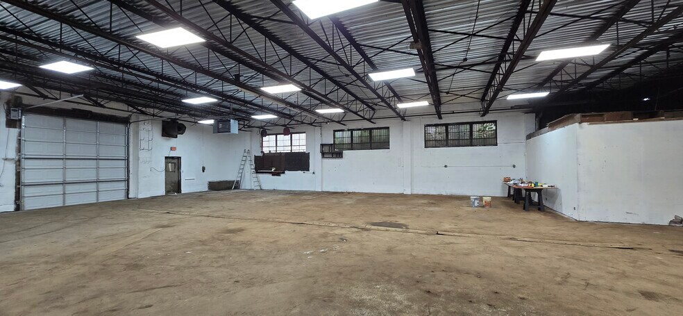 More Photos Of 1407 Redeker Rd, Des Plaines Industrial For Lease