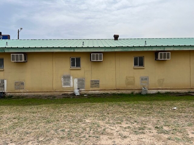 More Photos Of 208 S Ellis St, Menard Hotel For Sale