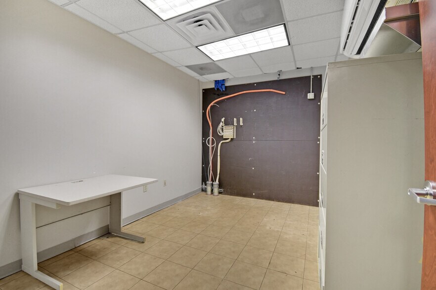 More Photos Of 9512 Sunbeam Center Dr, Jacksonville Office For Lease