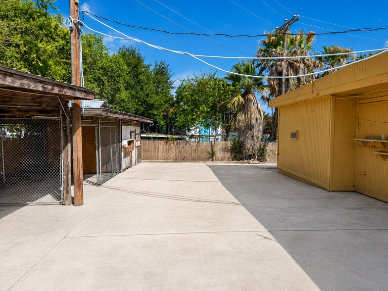 More Photos Of 1842 Bandera Rd, San Antonio Light Distribution For Sale