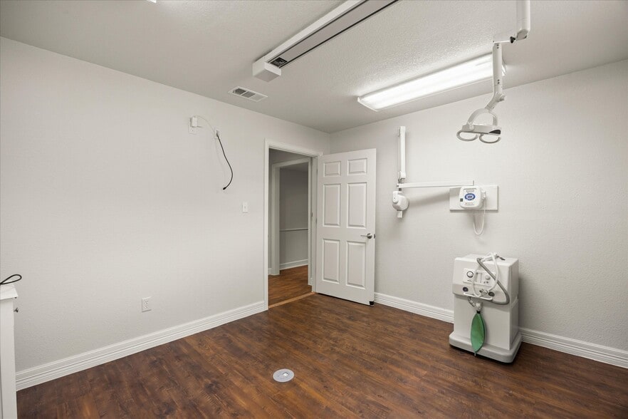 More Photos Of 310 W Bluff St, Granbury Office For Sale