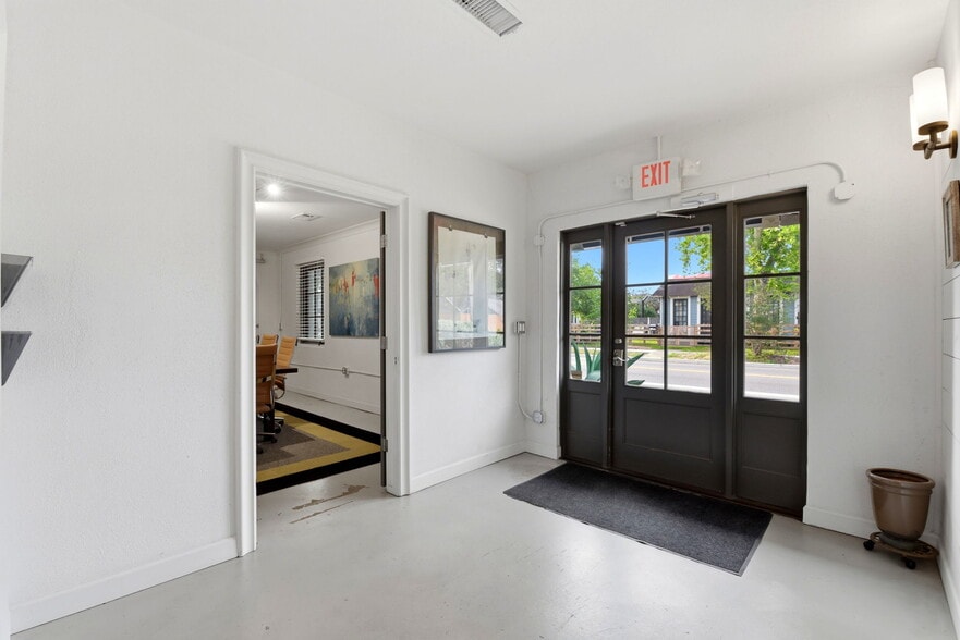 More Photos Of 603 W 11th St, Houston Office For Lease