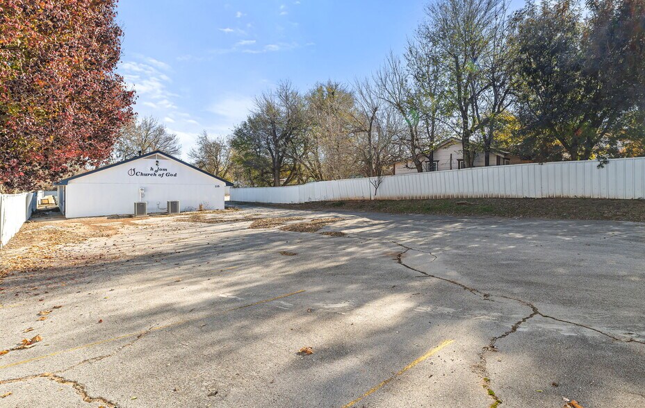 More Photos Of 115 N 8th St, Yukon Religious Facility For Sale