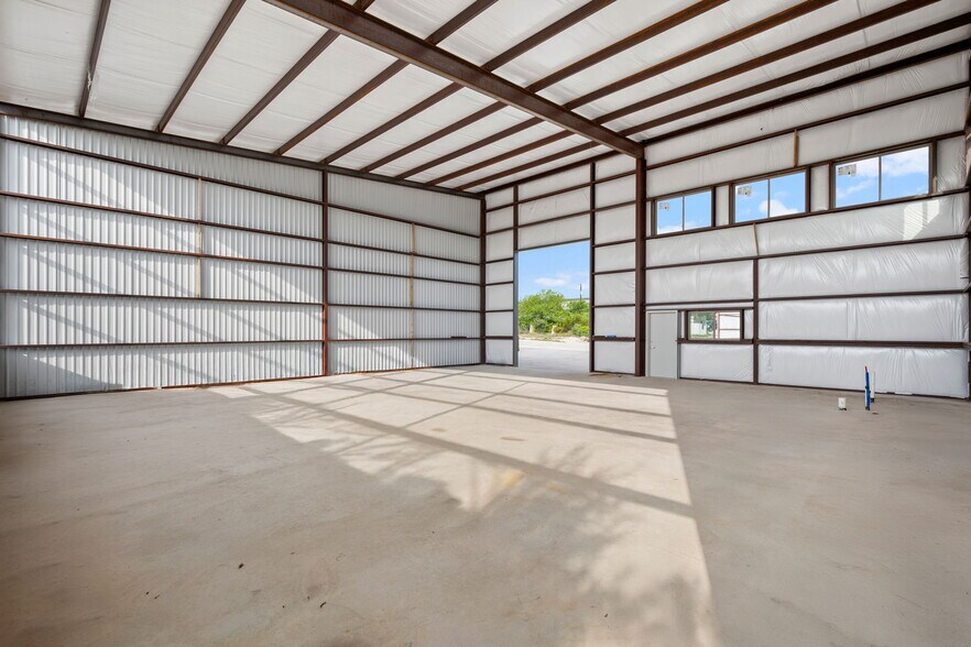 More Photos Of 10020 Darden Hill Rd, Austin Light Distribution For Lease
