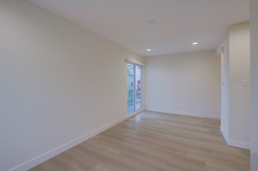 More Photos Of 3449 Ocean Front Walk, San Diego Apartments For Sale