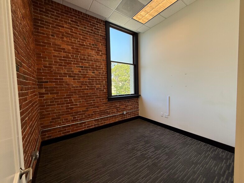 More Photos Of 11 5th St, Petaluma Loft Creative Space For Lease