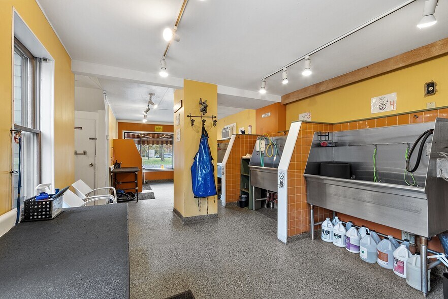 More Photos Of 489 Concord Ave, Cambridge Veterinarian Kennel For Sale