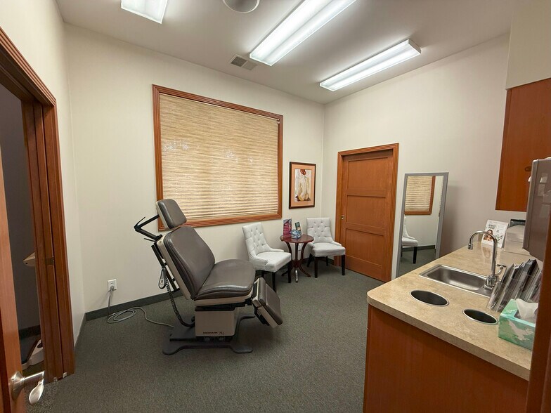 More Photos Of 7971 Moorsbridge Rd, Portage Medical For Lease