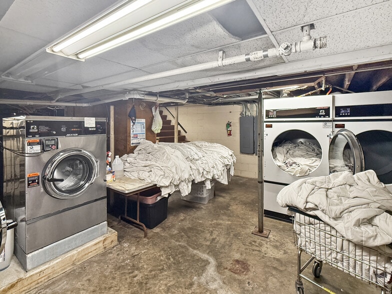 More Photos Of 5020 NE 14th St, Des Moines Hotel For Sale