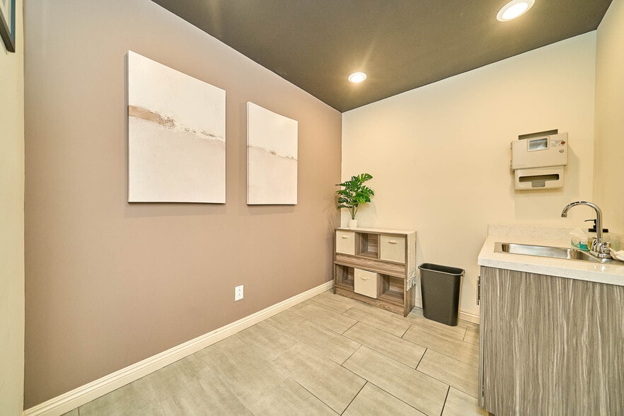 More Photos Of 852 S Robertson Blvd, Los Angeles Medical For Lease