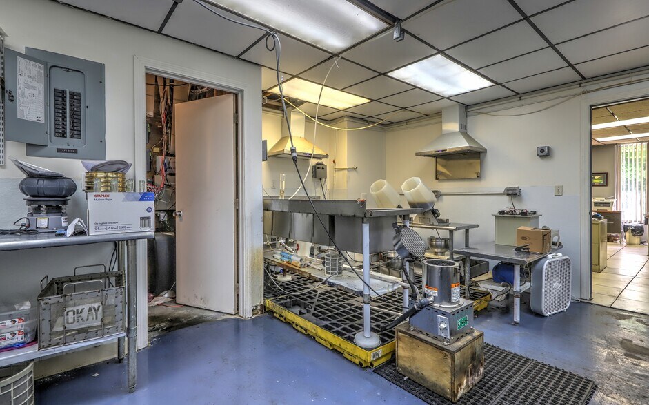 More Photos Of 15 Container Dr, Terryville Manufacturing For Sale