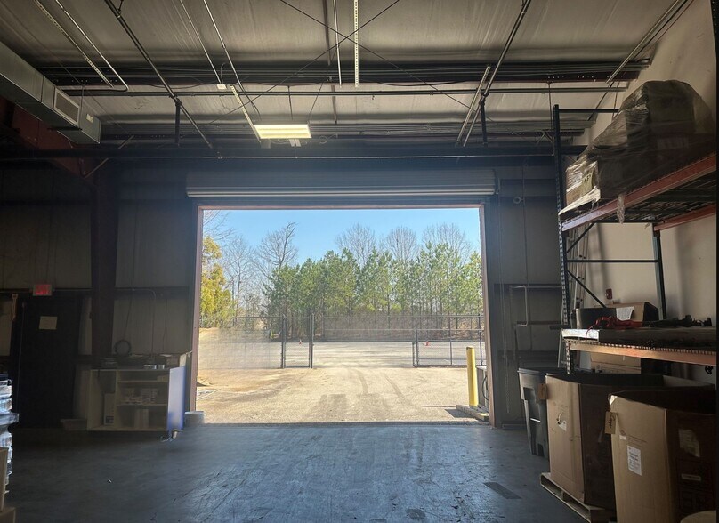 More Photos Of 317-329 Westridge Pky, Mcdonough Showroom For Lease