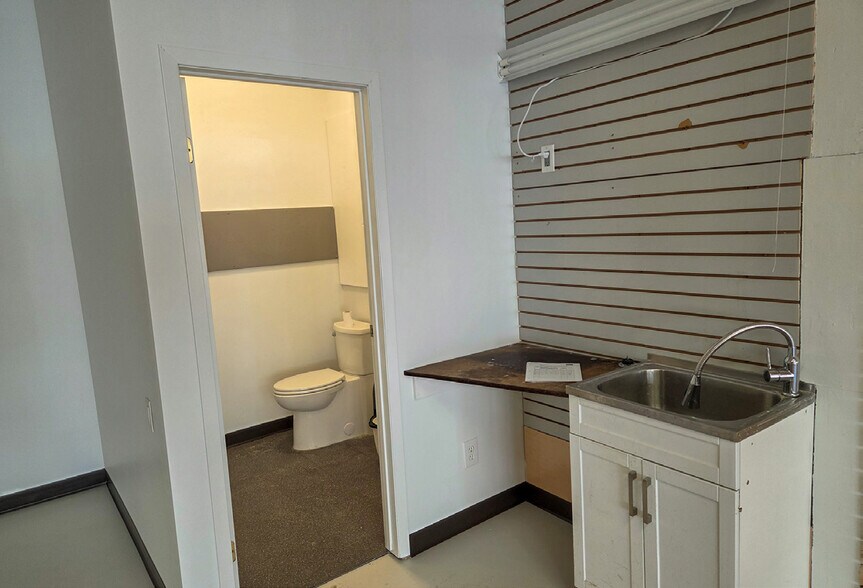 More Photos Of 2108-2112 Albert St, Regina Storefront For Lease