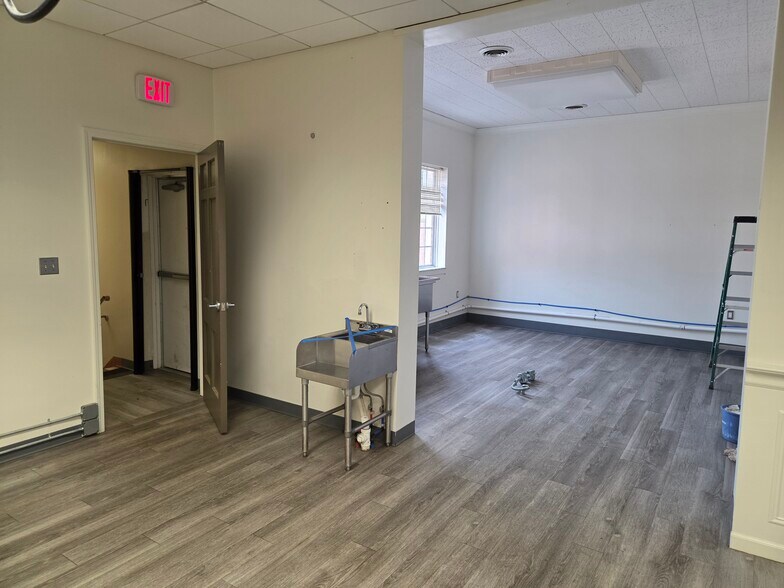 More Photos Of 101-103 S Talbot St, Addison Bank For Lease