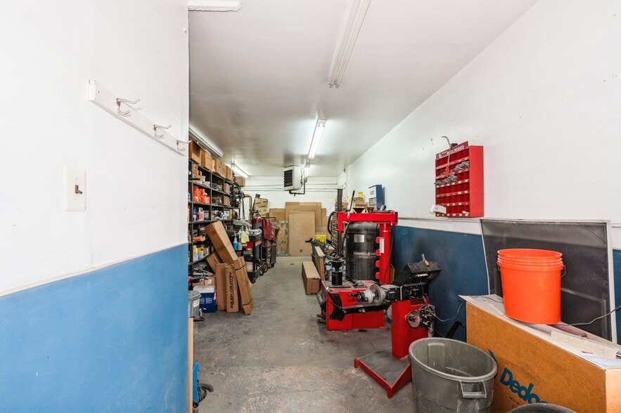 More Photos Of 2217 Farragut ave, Bristol Service For Sale