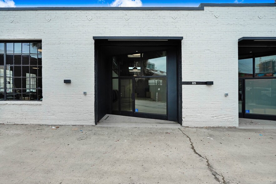 More Photos Of 718-726 Mateo St, Los Angeles Storefront Retail Office For Lease