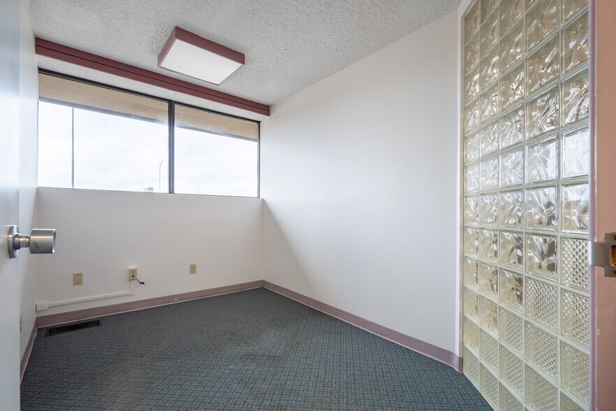 More Photos Of 6209 44 St, Lloydminster Office For Lease