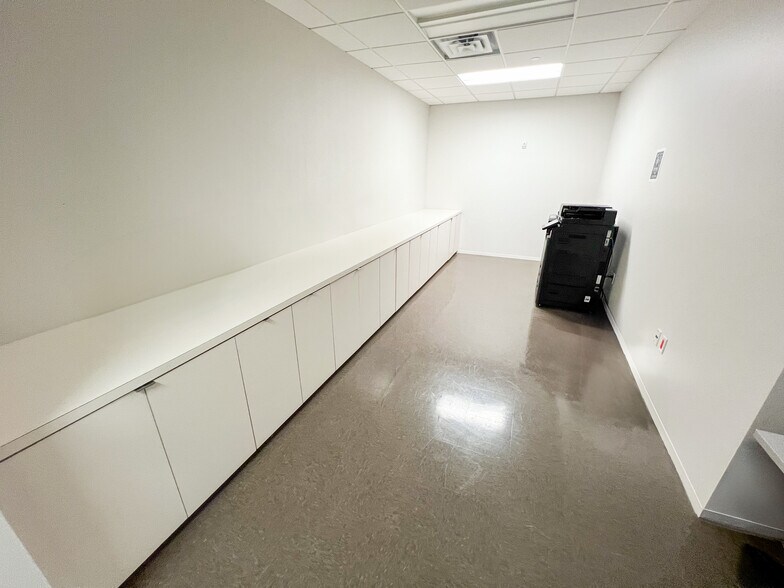 More Photos Of 303 Veterans Airpark Ln, Midland Office For Lease