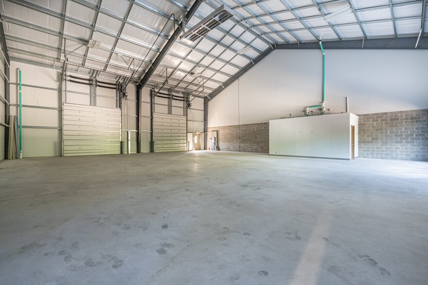 More Photos Of 286 W Montauk Hwy, Hampton Bays Warehouse For Lease