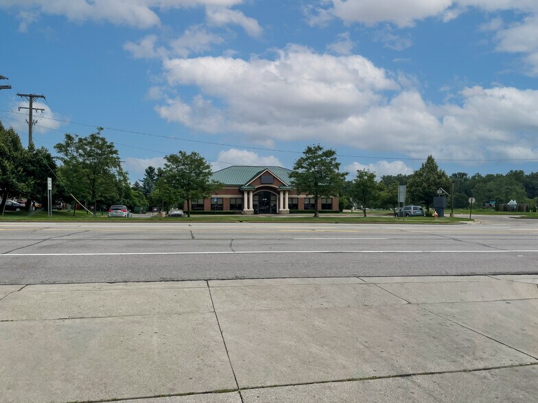 More Photos Of 2180 Dixie Hwy, Waterford Storefront Retail Office For Sale