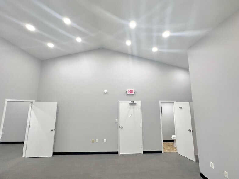 More Photos Of 9300-9306 Old Keene Mill Rd, Burke Loft Creative Space For Lease