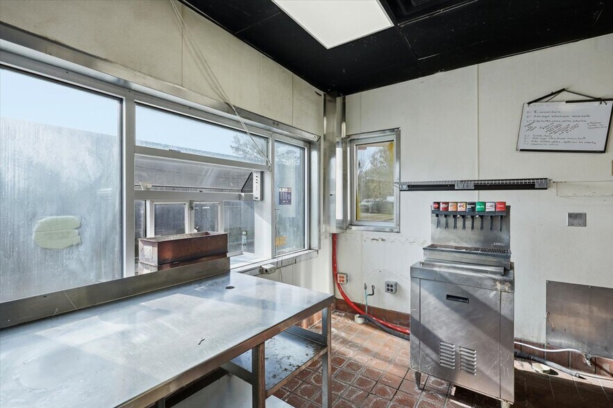 More Photos Of 127 S Pearson Rd, Jackson Fast Food For Lease