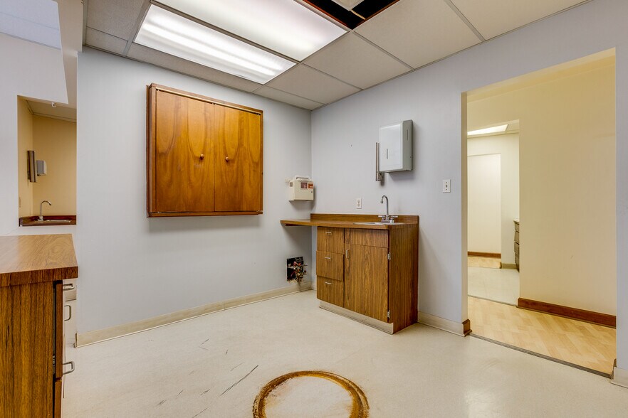 More Photos Of 6300 Forward Ave, Pittsburgh Storefront Retail Residential For Lease