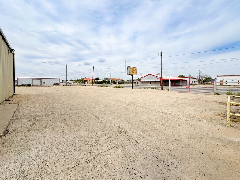 More Photos Of 200 N Pine St, Kermit Industrial For Sale