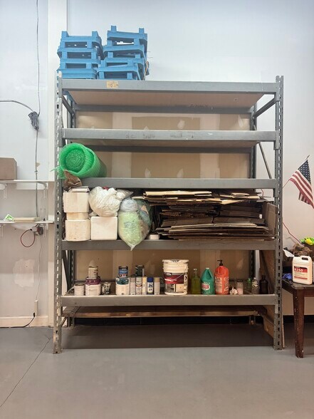 More Photos Of 8740 Cherry Ln, Laurel Light Manufacturing For Sale