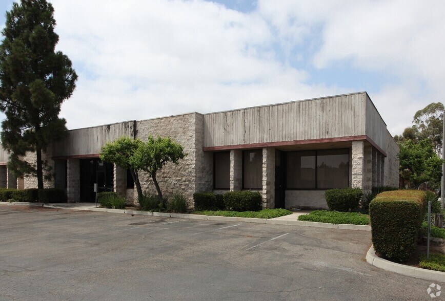 Primary Photo Of 1553 Simpson Way, Escondido Showroom For Lease
