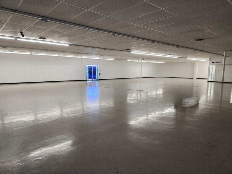 More Photos Of 1841 W Division St, Arlington Industrial For Sale