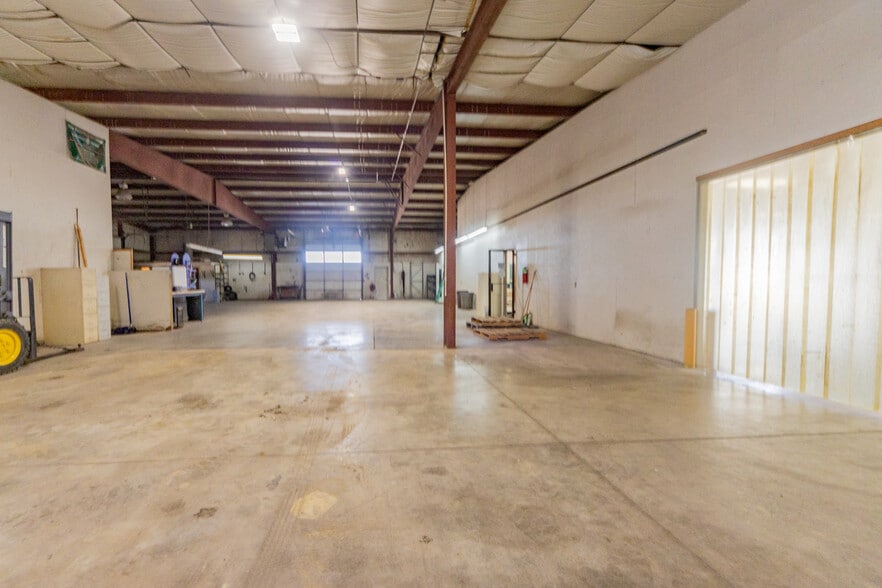 More Photos Of 3700 N 14th St, Ponca City Warehouse For Sale