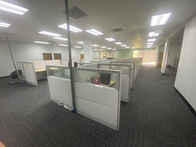 More Photos Of 5908 Breckenridge Pky, Tampa Research And Development For Sale