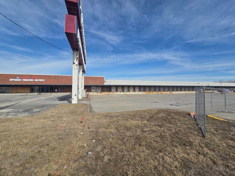 More Photos Of 3630 E Front St, Kansas City Warehouse For Lease