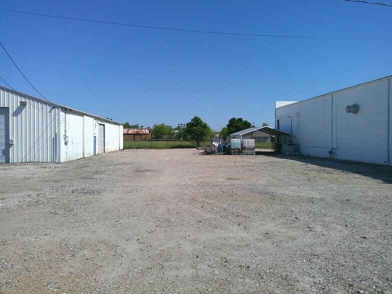 More Photos Of 1319 N Gordon St, Alvin Warehouse For Sale