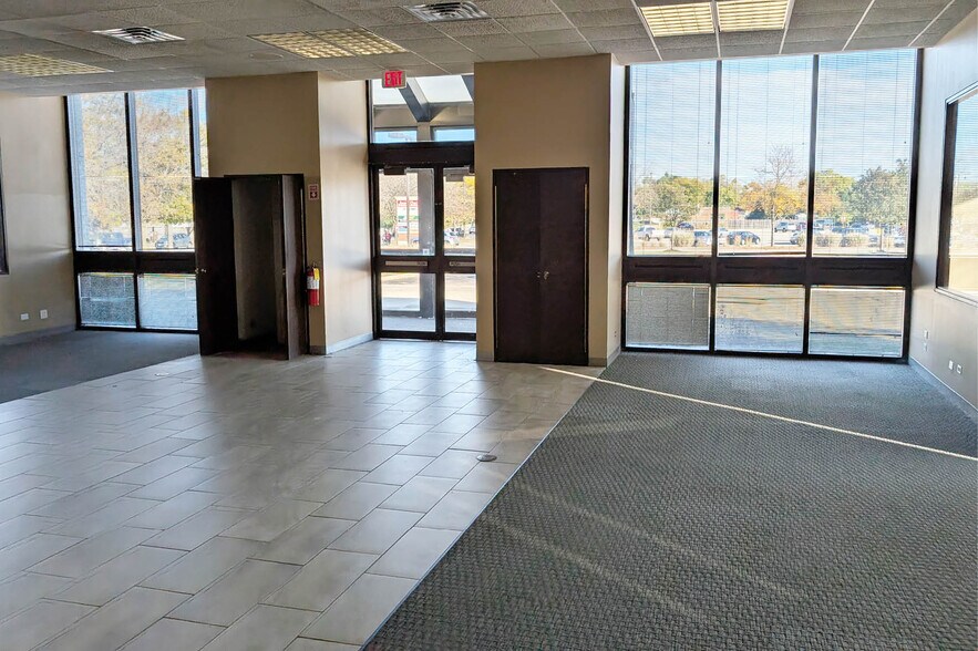 More Photos Of 151 E Irving Park Rd, Streamwood Bank For Lease